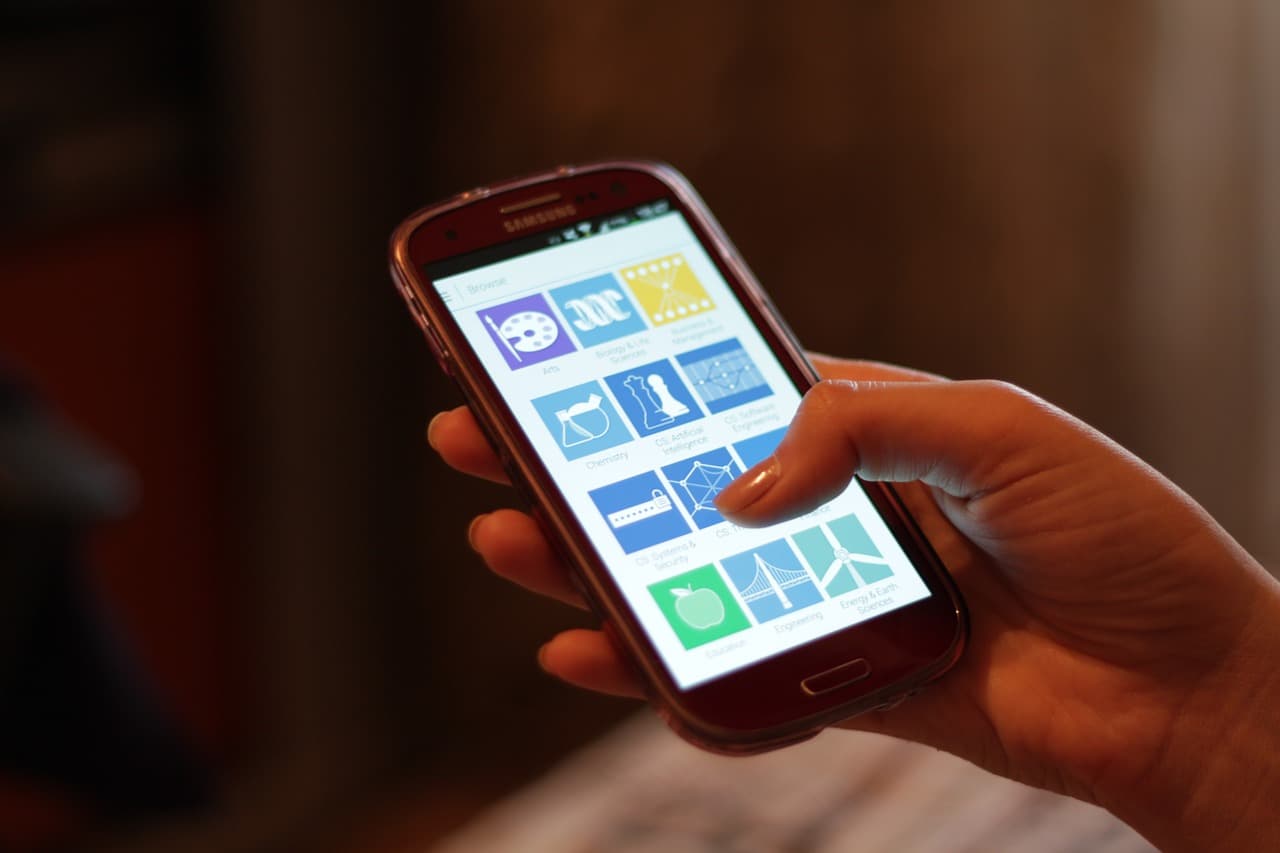 بانر تطوير تطبيقات الموبايل من اونلاين هوست
